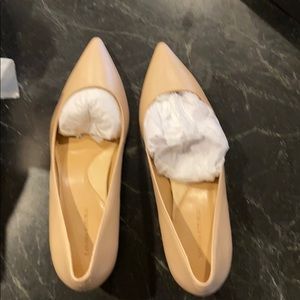 NWT Banana Republic beige kitten heel pumps 8